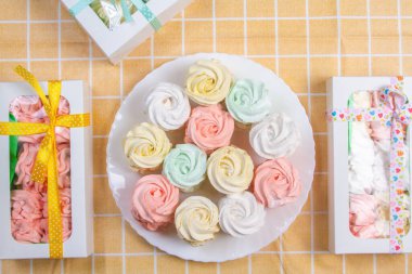 Ev yapımı marşmelovlar (zephyr) elma ve nane ile yapılır, tatlı, havadar, abackground üzerinde, güzel şenlikli arka plan.