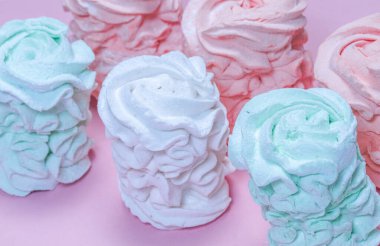 Ev yapımı marşmelovlar (zephyr) elma ve nane ile yapılır, tatlı, havadar, abackground üzerinde, güzel şenlikli arka plan.