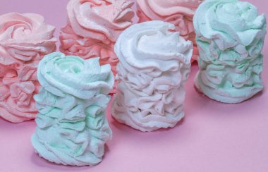 Ev yapımı marşmelovlar (zephyr) elma ve nane ile yapılır, tatlı, havadar, abackground üzerinde, güzel şenlikli arka plan.