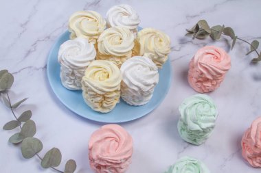 Ev yapımı marşmelovlar (zephyr) elma ve nane ile yapılır, tatlı, havadar, abackground üzerinde, güzel şenlikli arka plan.