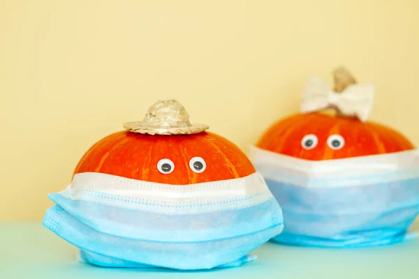 Dwie Jasne Pomarańczowe Dynie Oczami Zabawki Maski Twarzy Koncepcja Koronawirusu — Zdjęcie stockowe