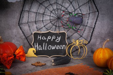 Cadılar Bayramı, sonbahar tatili, balkabağı kompozisyonu örümcekler ve hayaletlerle örümcekler, korkunç bir tatil.