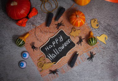 Cadılar Bayramı tatili, karnaval geçmişi, siyah bir arkaplanda tebeşirle yazılmış 