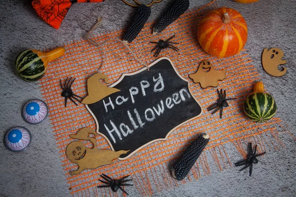 Halloween Wakacje Tło Karnawałowe Tekst Jest Napisany Kredą Czarnym Tle — Zdjęcie stockowe