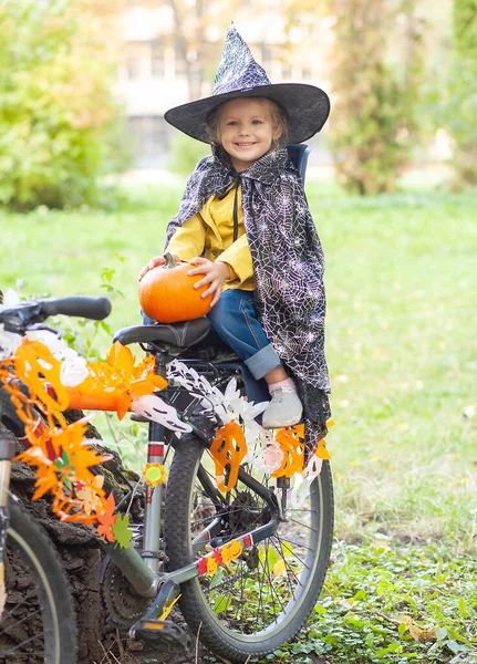 Een Klein Meisje Halloween Vakantie Natuur Een Kind Bij Een — Stockfoto