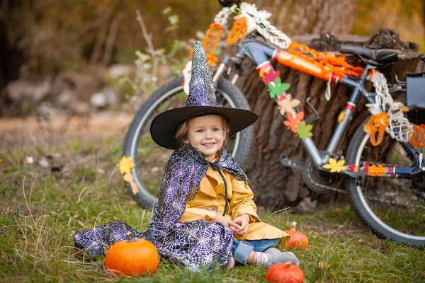 自然の中でハロウィーンの休日の女の子 自転車の近くの子供 — ストック写真