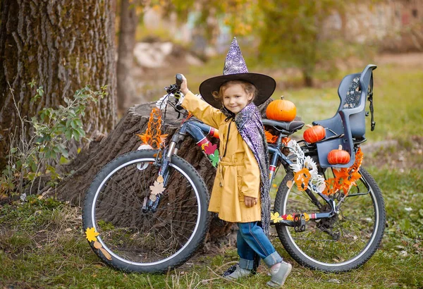 Dívka Halloween Dovolená Přírodě Dítě Blízkosti Kola — Stock fotografie