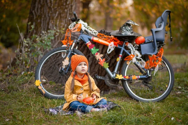 Halloween Een Schattig Meisje Een Gele Regenjas Door Een Fiets — Stockfoto