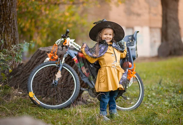 Dívka Halloween Dovolená Přírodě Dítě Blízkosti Kola Zdobené Girlandy — Stock fotografie