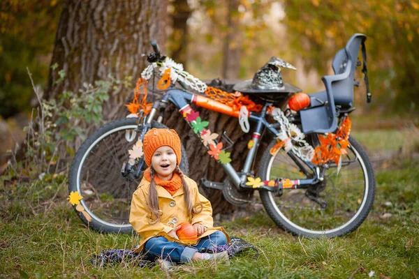 Απόκριες Ένα Χαριτωμένο Κοριτσάκι Ένα Κίτρινο Αδιάβροχο Από Ένα Ποδήλατο — Φωτογραφία Αρχείου
