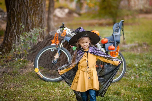 Een Klein Meisje Halloween Vakantie Natuur Een Kind Bij Een — Stockfoto