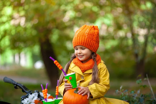 Portret Van Een Klein Schattig Meisje Met Een Oranje Hoed — Stockfoto