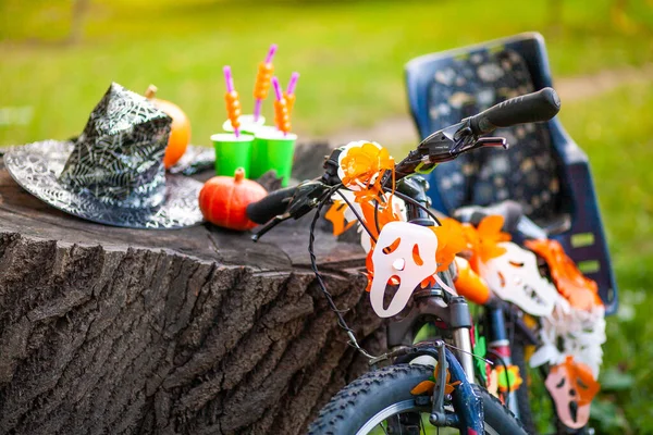 Halloween Feest Het Park Met Bloemenslinger Versierde Fiets Decoratieve Bladeren — Stockfoto