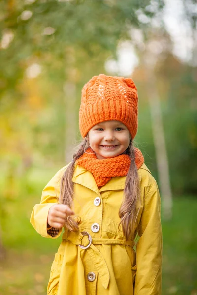 Pequena Menina Bonita Floresta Outono Uma Menina Chapéu Laranja Lenço — Fotografia de Stock