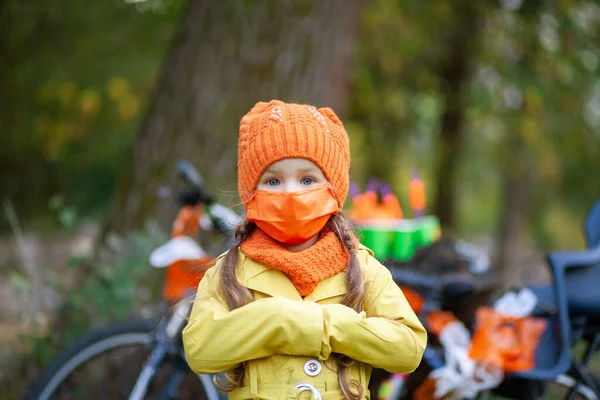 Malá Roztomilá Dívka Ochranné Masce Obličeje Oranžový Klobouk Dítě Stojí — Stock fotografie