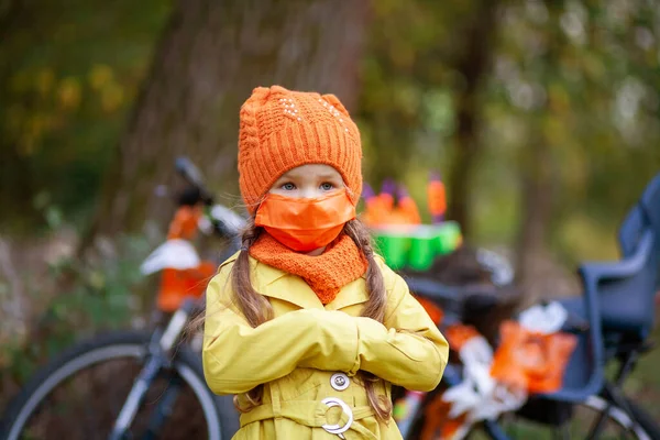 Malá Roztomilá Dívka Ochranné Masce Obličeje Oranžový Klobouk Dítě Stojí — Stock fotografie