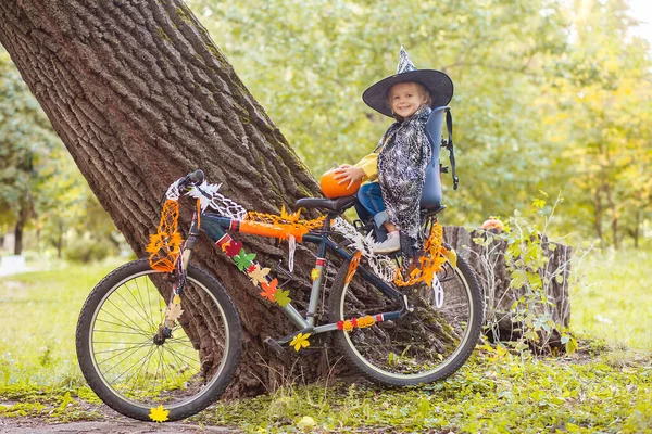 Ένα Κοριτσάκι Αποκριάτικες Διακοπές Στη Φύση Ποδήλατο — Φωτογραφία Αρχείου