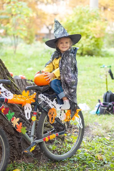 Een Klein Meisje Een Halloween Vakantie Natuur Met Fiets — Stockfoto