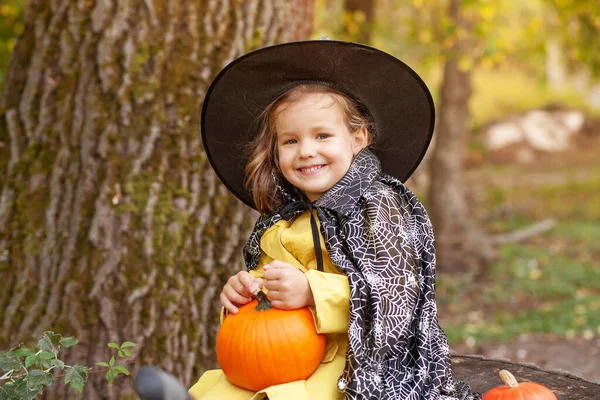 Een Klein Meisje Een Halloween Vakantie Natuur Met Fiets — Stockfoto