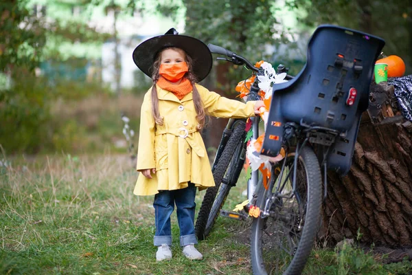 Een Klein Meisje Met Een Geel Beschermmasker Tijdens Coronavirus Quarantaine — Stockfoto