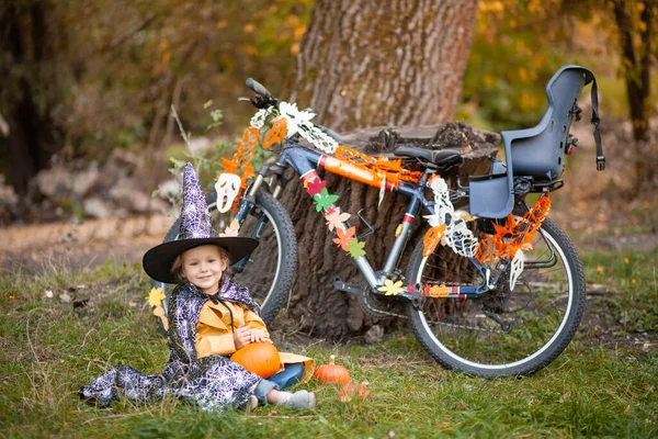 Een Klein Meisje Halloween Vakantie Natuur Een Kind Zit Buurt — Stockfoto