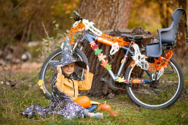 핼러윈 연휴를 즐기고 화랑으로 자전거 어린이 — 스톡 사진