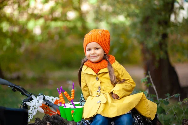 Pequena Menina Bonito Sentado Parque Segurando Uma Abóbora Suas Mãos — Fotografia de Stock