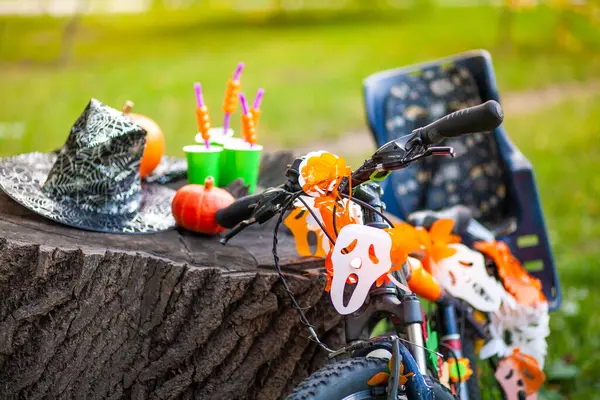 Απόκριες Κόμμα Στο Πάρκο Γιρλάντα Διακοσμημένο Ποδήλατο Διακοσμητικά Φύλλα Γυαλιά — Φωτογραφία Αρχείου
