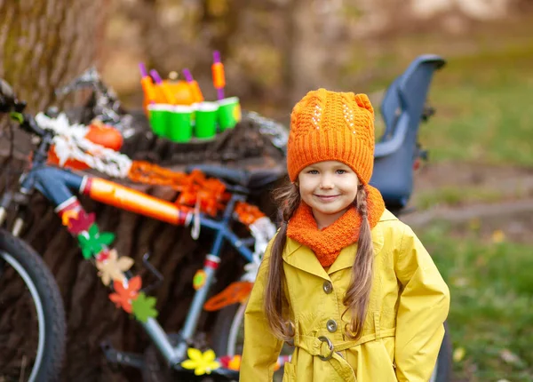 Halloween Een Schattig Klein Meisje Een Gele Regenjas Staat Bij — Stockfoto