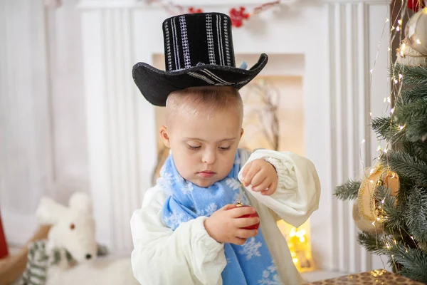 Menino Com Síndrome Decora Uma Árvore Natal Com Bolas Uma — Fotografia de Stock