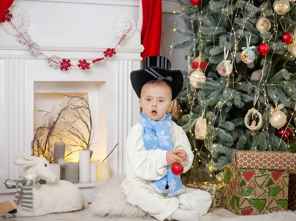 Menino Com Síndrome Decora Uma Árvore Natal Com Bolas Uma — Fotografia de Stock