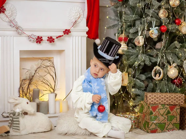 Menino Com Síndrome Decora Uma Árvore Natal Com Bolas Uma — Fotografia de Stock