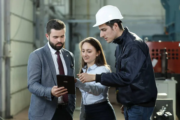 Retrato Empresário Sólido Com Seu Secretário Engenheiro Fábrica Tablet Falando — Fotografia de Stock