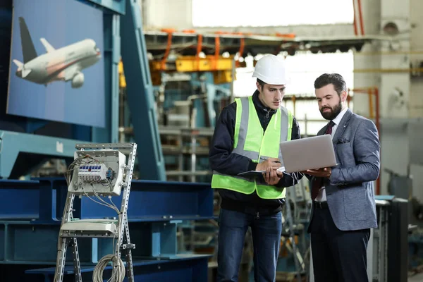 Ritratto Uomo Affari Solido Con Laptop Ingegnere Fabbrica Che Controlla — Foto Stock