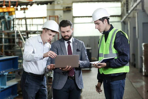 Retrato Três Homens Numa Fábrica Aviões Dois Gerentes Empresa Trabalhador — Fotografia de Stock