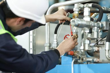 Bir adamın portresi, fabrika mühendisi iş kıyafetleri içinde uçak üreticisinin çalışma sürecini kontrol ediyor..
