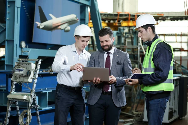 Retrato Três Homens Numa Fábrica Aviões Dois Gerentes Empresa Trabalhador — Fotografia de Stock