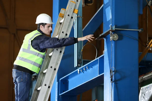 Retrato Homem Engenheiro Fábrica Roupas Trabalho Controlando Processo Trabalho Fabricante — Fotografia de Stock