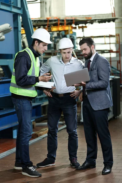 Retrato Três Homens Numa Fábrica Aviões Dois Gerentes Empresa Trabalhador — Fotografia de Stock