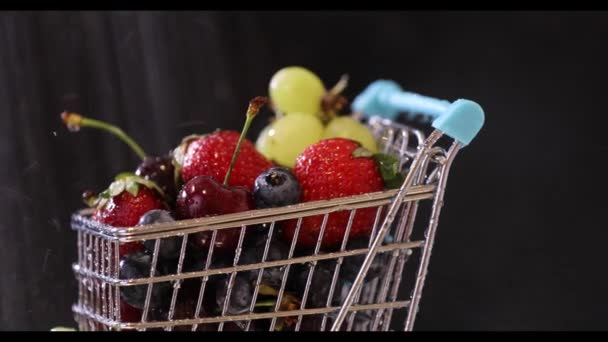 Großaufnahme Eines Blauen Einkaufswagens Mit Obstsalat Blauer Einkaufswagen Mit Erdbeere — Stockvideo