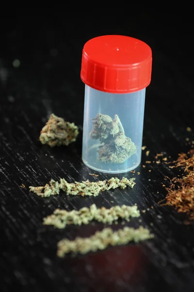 Liten Låda Full Med Cannabis Och Tobak Svart Bakgrund Marijuana — Stockfoto