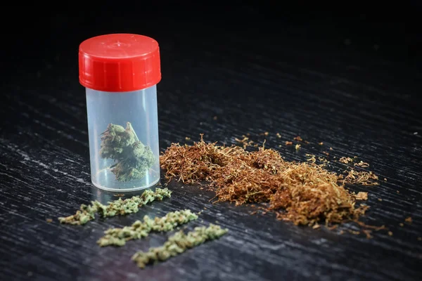 Liten Låda Full Med Cannabis Och Tobak Svart Bakgrund Marijuana — Stockfoto