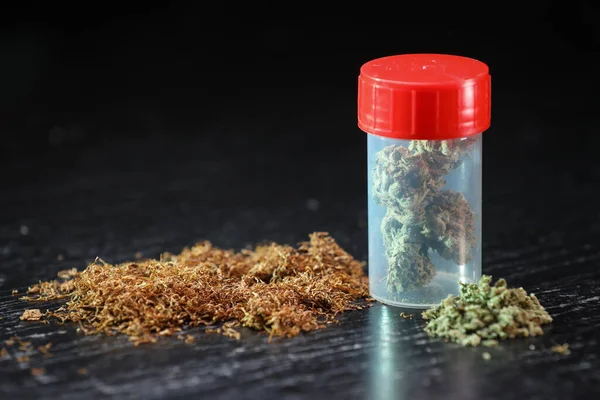 Liten Låda Full Med Cannabis Och Tobak Svart Bakgrund Marijuana — Stockfoto