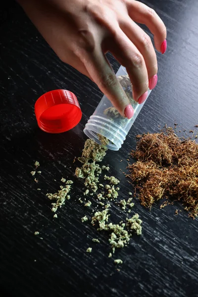 Kvinnlig Hand Med Liten Låda Full Cannabis Och Tobak Svart — Stockfoto