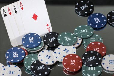 Aynada dört as ve poker fişi var. Çevrimiçi kumar. Kumarhane oyunu.
