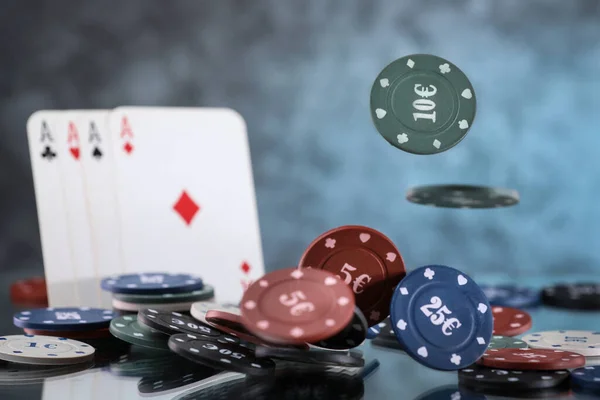 Bir Çift Kupa Elmas Bir Iskambil Destesinde Poker Açık Mavi — Stok fotoğraf