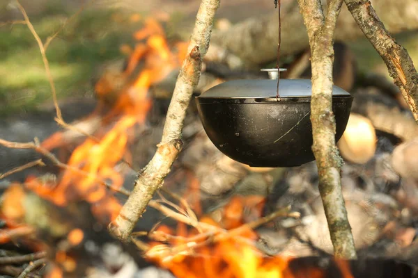 Cuire Viande Extérieur Dans Une Casserole Fonte Activités Plein Air — Photo