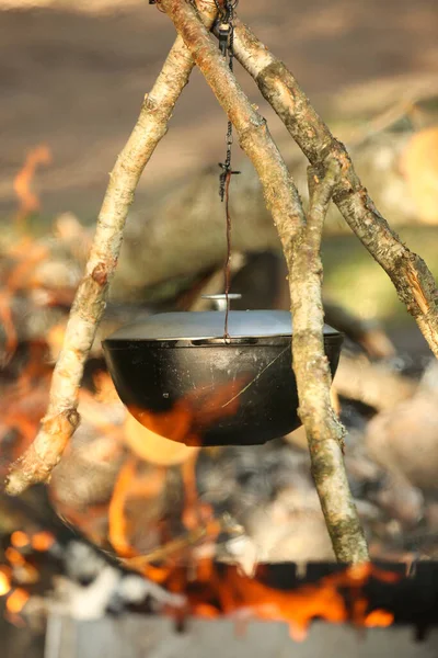 Cuire Viande Extérieur Dans Une Casserole Fonte Activités Plein Air — Photo