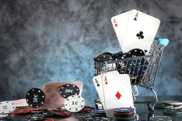 Mavi Bir Alışveriş Arabasında Bir Çift Kupa Elmas Poker Fişleri — Stok fotoğraf