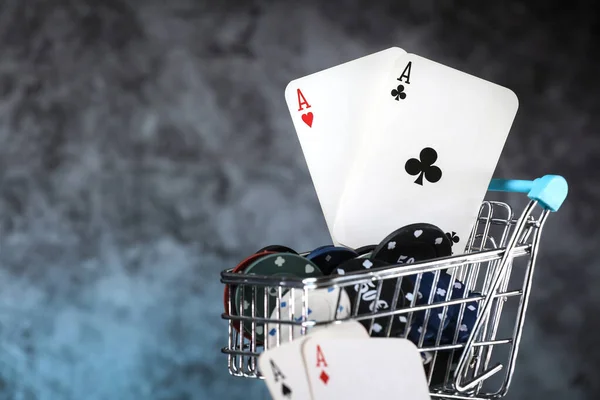 Mavi Bir Alışveriş Arabasında Bir Çift Kupa Elmas Poker Fişleri — Stok fotoğraf